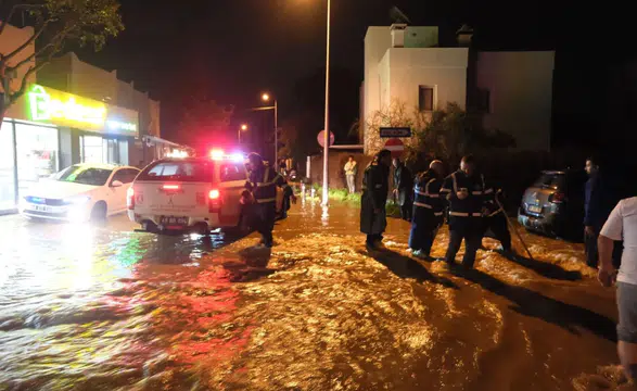 Bodrum’u Sel Bastı: Yağış 100 Kg’ı Aştı, Belediye Tam Kadro Sahada!