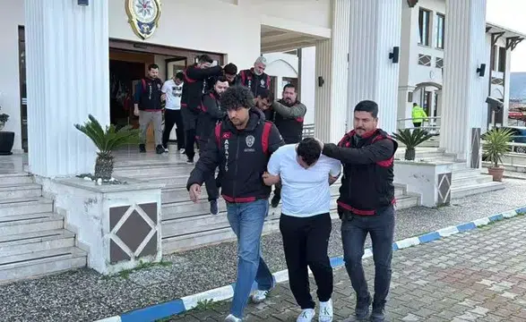 Fethiye’de Villalara Uyuşturucu Baskını! 42 Yıllık Firari Suç Makinesi Yakalandı