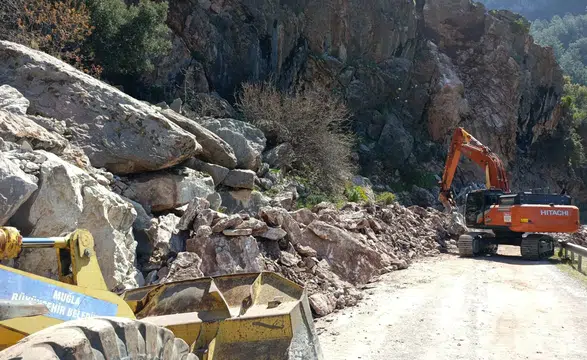 Faralya’da Gece Yarısı Heyelan: Yol Kapandı, Ekipler Seferber