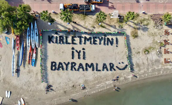 Bodrum Sahilinde Dikkat Çeken Mesaj: “Kirletmeyin!”