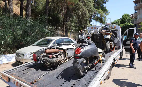 Belediye Uyardı, Süre Doldu! Hurda Araçlar Vinçle Kaldırıldı
