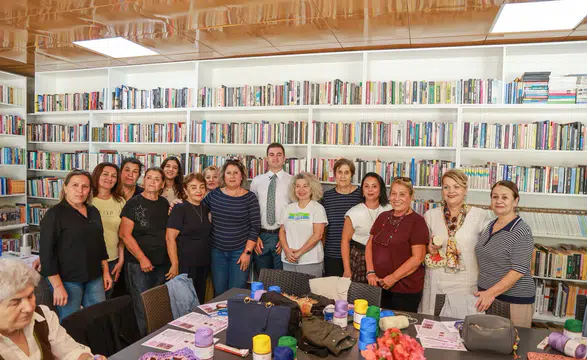 İğneyle Örüyorlar, Sokakları Renklendiriyorlar! Bodrum’da Yeni Proje
