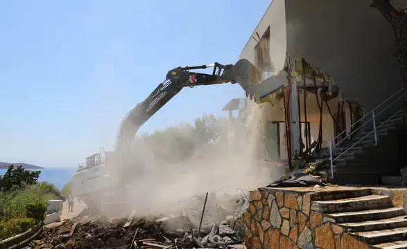 Bodrum’da Kaçak Yapılara Sert Müdahale: 74 Yapı Yıkıldı
