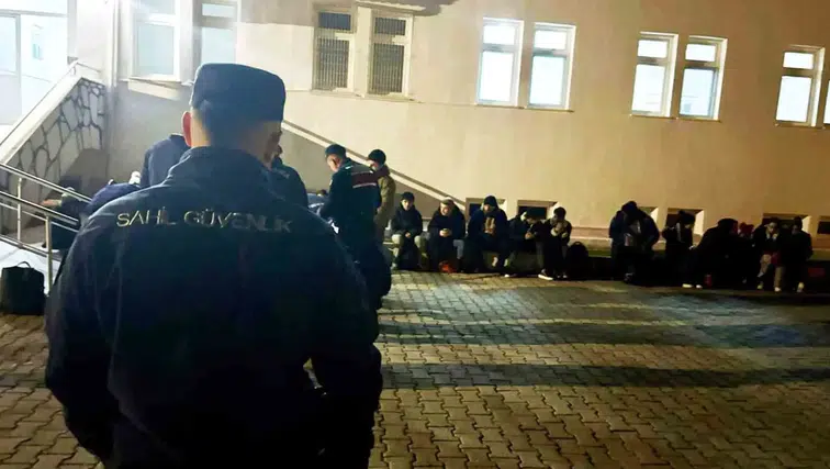 Sahil Güvenlik Harekete Geçti: Geren Koyu’nda 33 Göçmen Tespit Edildi