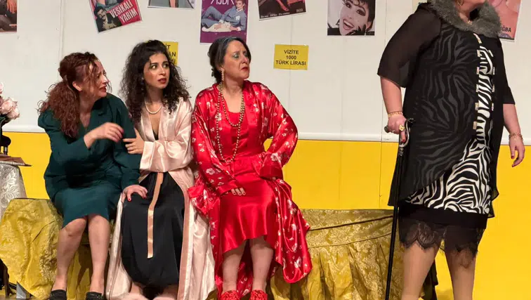 Muğla’da Sahnelendi, İzleyenleri Etkiledi: “Kadıncıklar” Oyunu Alkışlarla Bitti