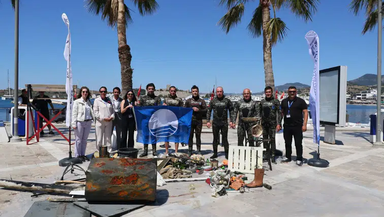 Kumbahçe’de Deniz Temizliği Şok Etti: Deniz Dibinden Ev Eşyası Çıktı