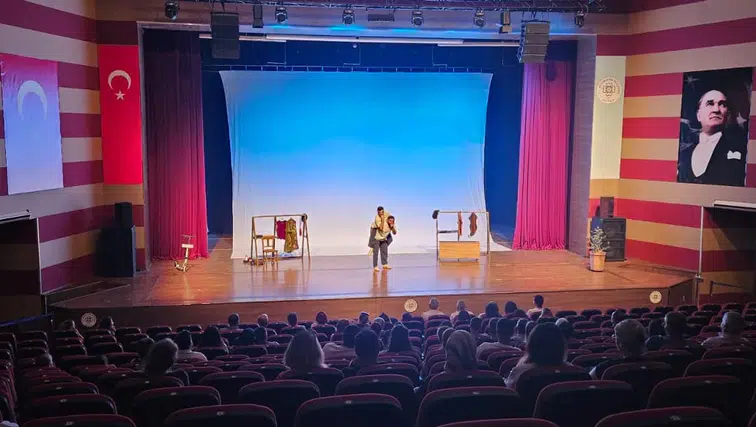 Bodrum Belediyesi Şehir Tiyatrosu Muğla'da Ayakta Alkışlandı