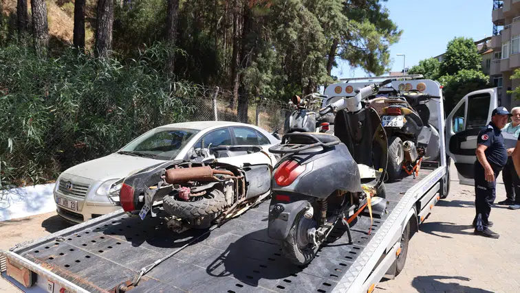 Belediye Uyardı, Süre Doldu! Hurda Araçlar Vinçle Kaldırıldı