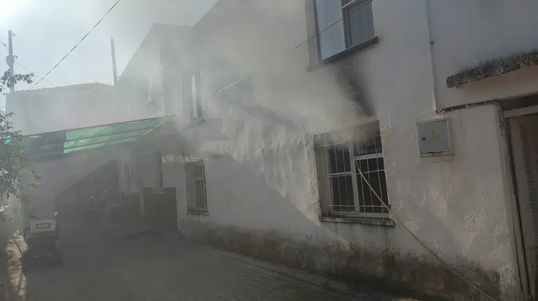 Menteşe'de ev yangını: Ütü alev aldı, odalarda büyük hasar oluştu