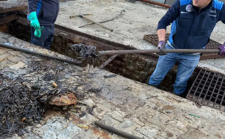 Muğla etkili yağışa teslim…MUSKİ tıkanan hatları temizliyor