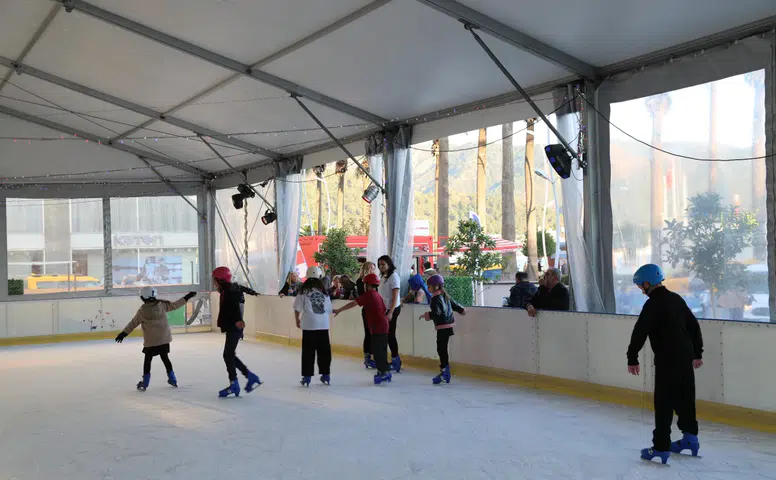 Festival Alanında Büyük Coşku: Buz Pisti, Sinema ve Karaoke Bir Arada