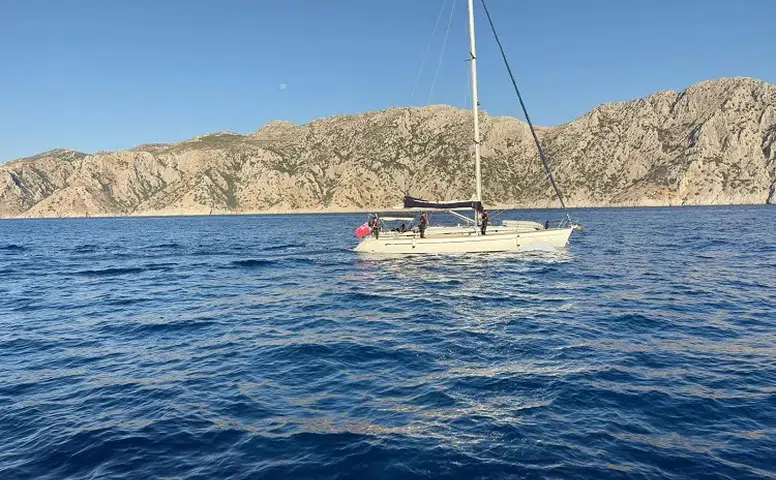 İtalya Rotasındaki Yelkenli Durduruldu: 80 Göçmen Yakalandı