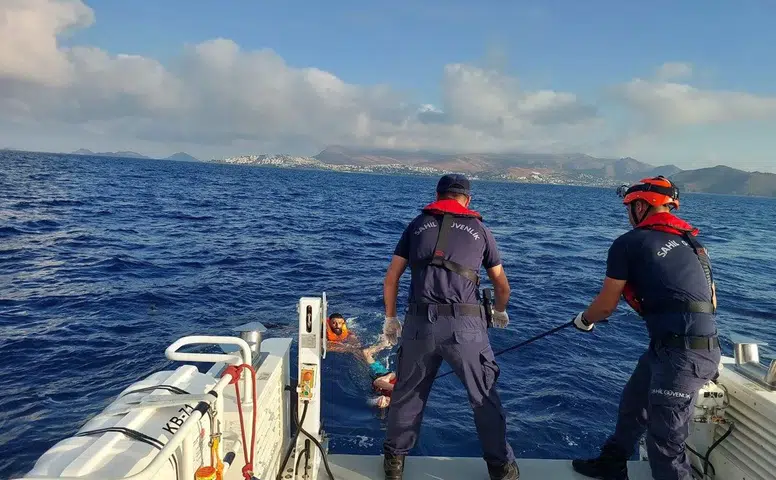 Yüzerek Yunanistan’a geçmeye çalışan göçmenler yakalandı
