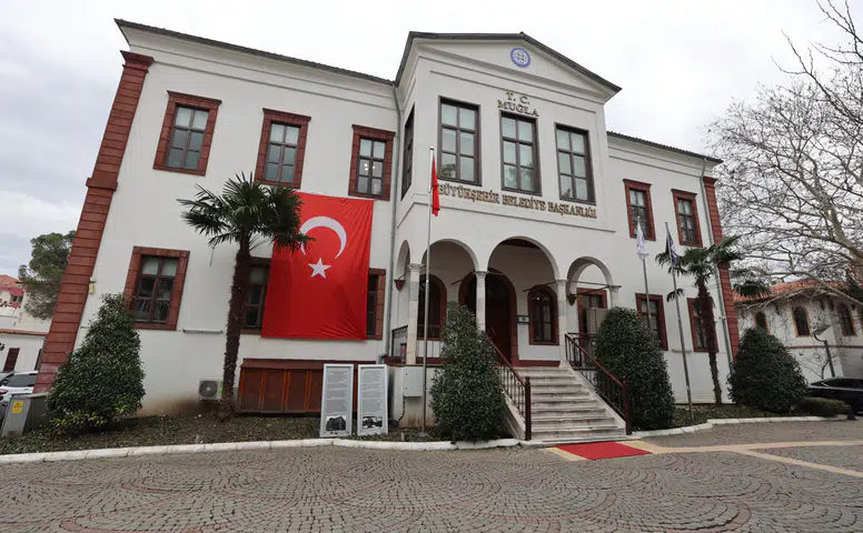 Başkan Aras’tan Bayrak Provokasyonuna Sert Tepki: Muğla Türk Bayraklarıyla Donatıldı