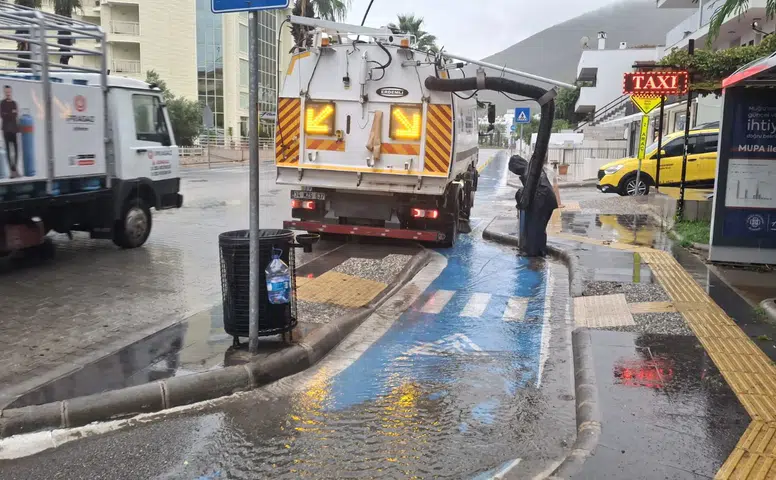 Marmaris Belediyesi’nden Sağanağa Karşı Kesintisiz Müdahale