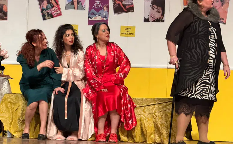 Muğla’da Sahnelendi, İzleyenleri Etkiledi: “Kadıncıklar” Oyunu Alkışlarla Bitti