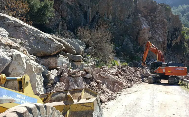 Faralya’da Gece Yarısı Heyelan: Yol Kapandı, Ekipler Seferber