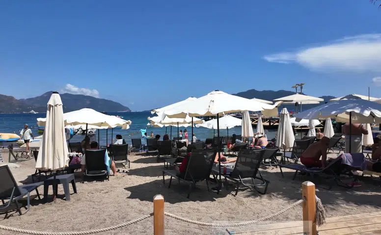 Marmaris’te Bedava Plaj Dönemi! Vatandaşlar Bu Noktaya Koşuyor