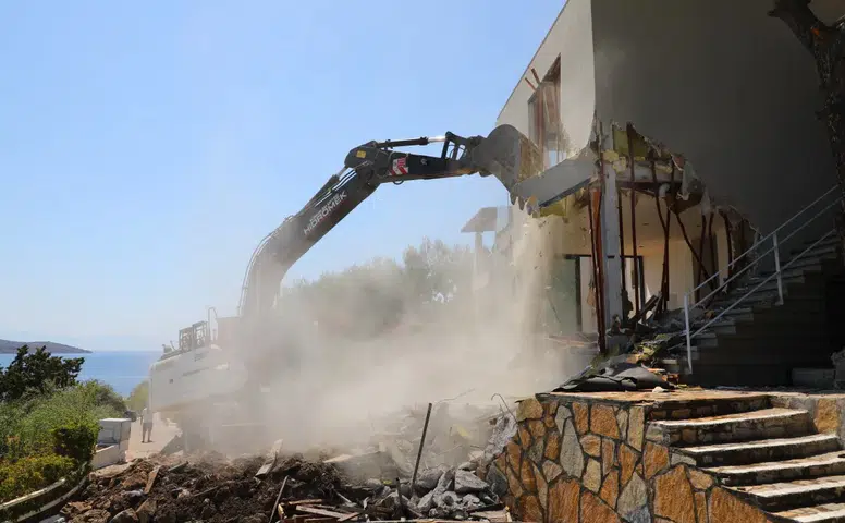 Bodrum’da Kaçak Yapılara Sert Müdahale: 74 Yapı Yıkıldı