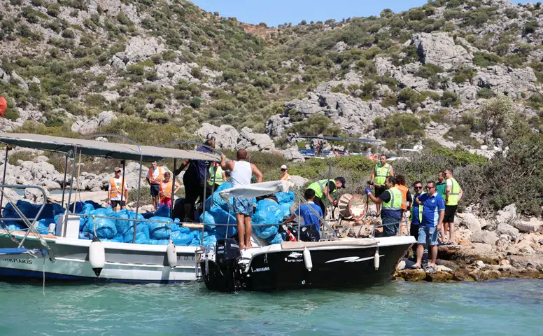 Marmaris’te Cennet Koyların Acı Gerçeği: 1 Ton Atık Toplandı
